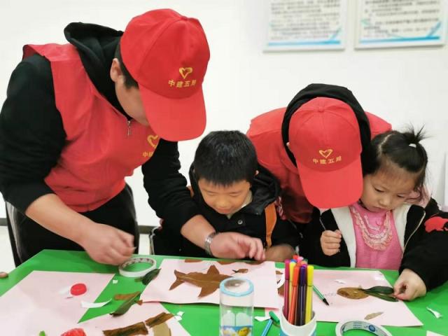 以愛筑夢，守護(hù)童心——中建五局超英志愿服務(wù)隊(duì)走進(jìn)社區(qū)關(guān)愛困境留守兒童